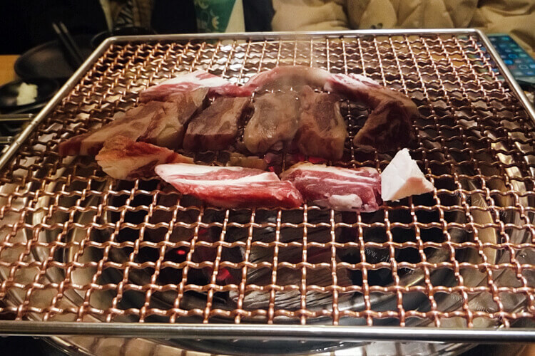 要和朋友在家做烤肉吃，在家吃烤肉需要准备些什么材料？