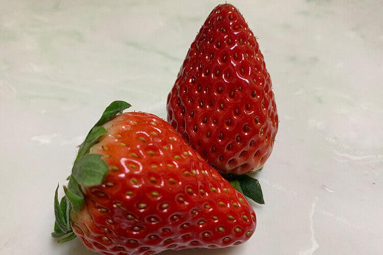 草莓酱是用草莓制作出来的，熬草莓酱草莓可以腌一个晚上吗？