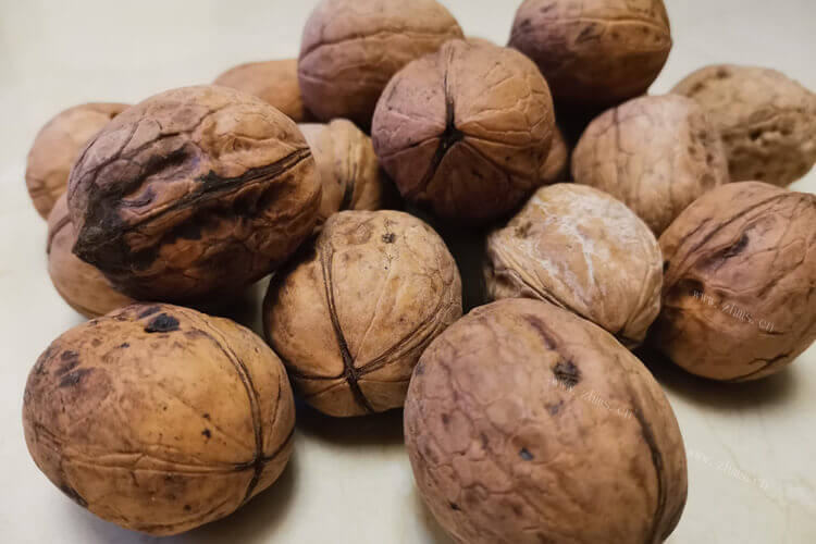 生核桃可以用微波炉来做，生核桃仁微波炉几分钟熟大概？