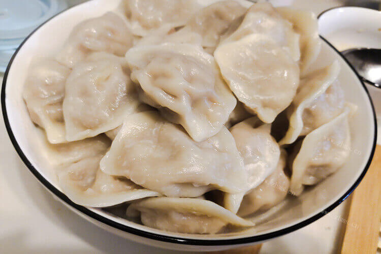 买了一些芹菜猪肉馅的饺子，芹菜猪肉饺子馅调法怎么调？