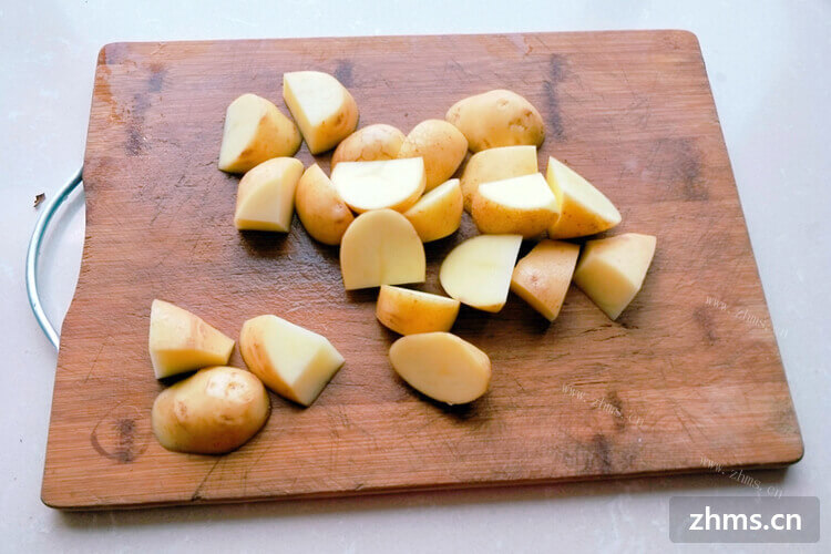 土豆是家常菜中常用的一种食材，土豆去皮绿色能不能吃呢？