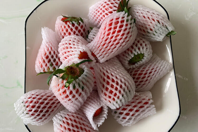 盆栽草莓叶子打卷是怎么回事呢？有没有什么处理的方法的呢？