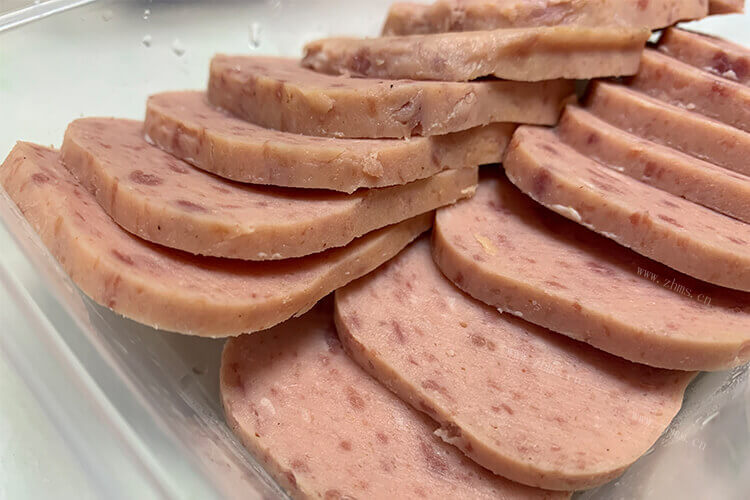 买回来了一个午餐肉罐头，午餐肉圆罐头没有拉环怎么打开？