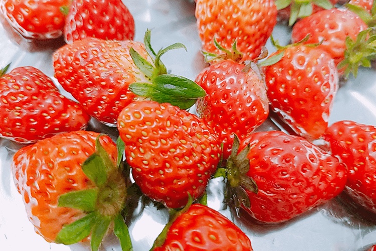 想给小孩儿做点小零食吃 ，请问草莓布丁怎么做才简单又好吃 