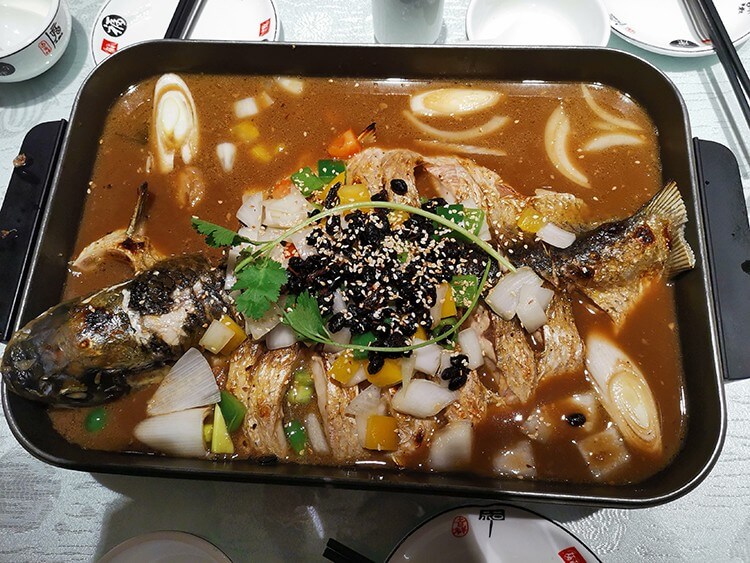 开在酒店里面的烤鱼店,自带空中花园环境很浪漫 开在酒店里面的烤鱼店,自带空中花园环境很浪漫