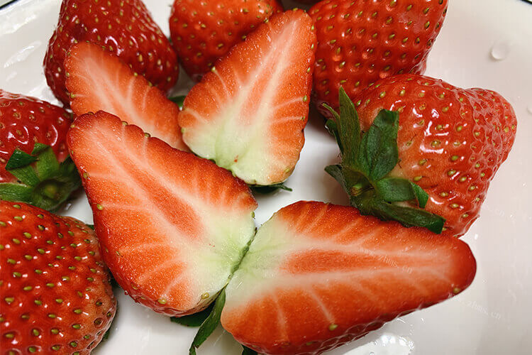 草莓还有巧克力，草莓奶油草莓好吃还是巧克力草莓好吃