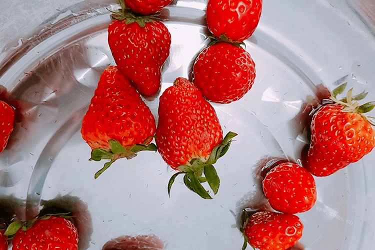 得到一个新鲜玩意，拿到手里知道叫草莓粉，草莓粉怎么使用