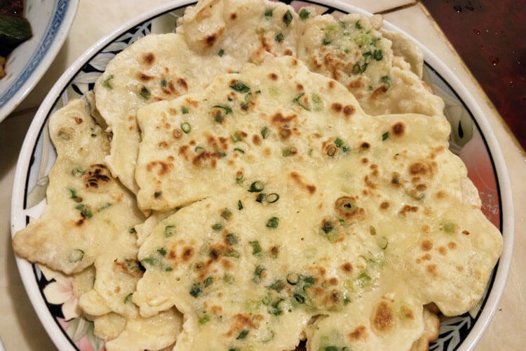 网购了一包山东大煎饼，请问山东大煎饼怎么吃弄热了吃吗？