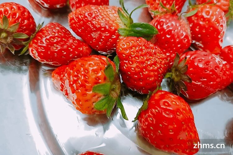 
妈妈洗草莓的时候一定会用盐水泡一下，为什么要用盐洗草莓呢
