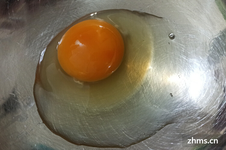 鸡蛋里面有鸡蛋清跟鸡蛋黄，鸡蛋的蛋清和蛋黄哪个含钙高呢
