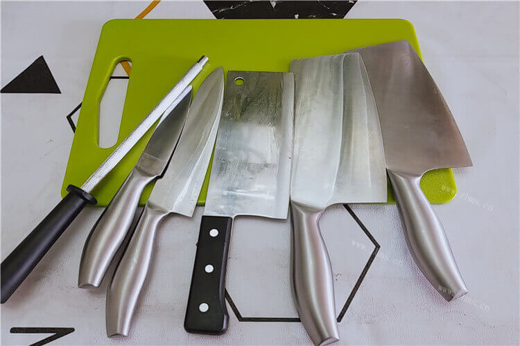 菜刀是有很多材质的，菜刀70cr和三合钢那种好呀？