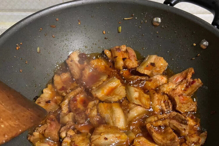 土豆炒回锅肉土豆炸下不？还是说直接放锅里面呢？