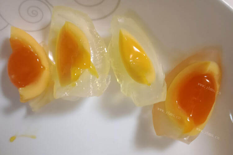 买了很多的皮蛋，烧辣椒碱蛋怎么做好吃？