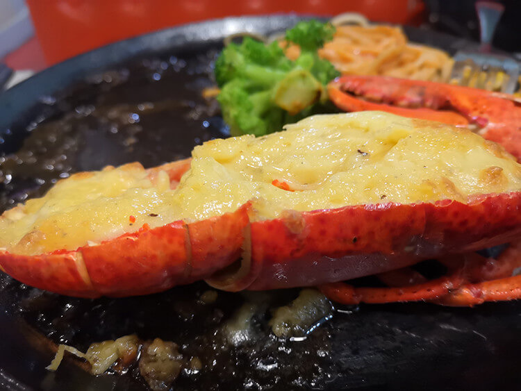 超大的芝士龙虾还能拼一块菲力牛排，点主食更能畅享全程数十种小吃