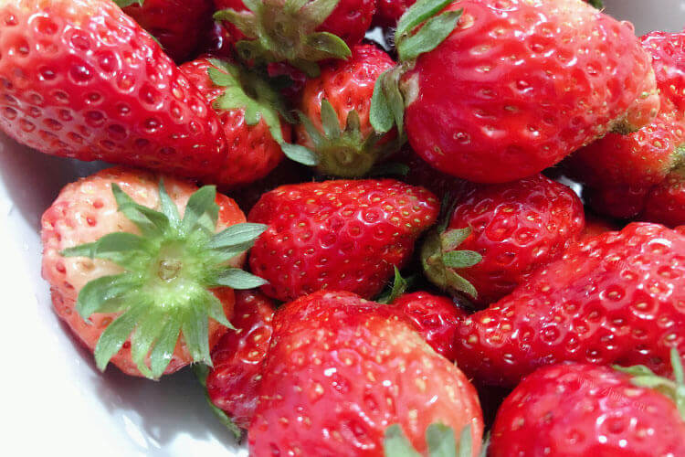 很喜欢吃草莓，草莓有点坏了还能吃吗？