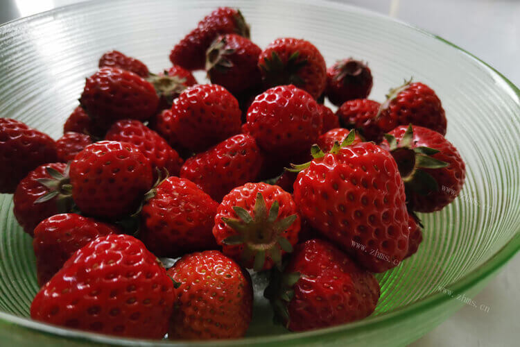 想吃草莓了，不知道草莓怎么洗干净又好吃？