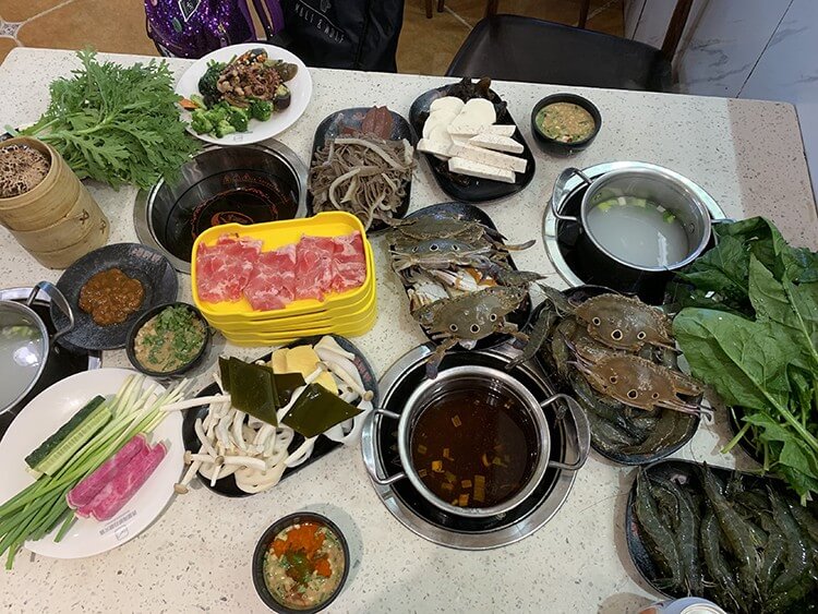 在三亚88元也能畅享海鲜火锅，鲜活螃蟹和大虾等随便吃！