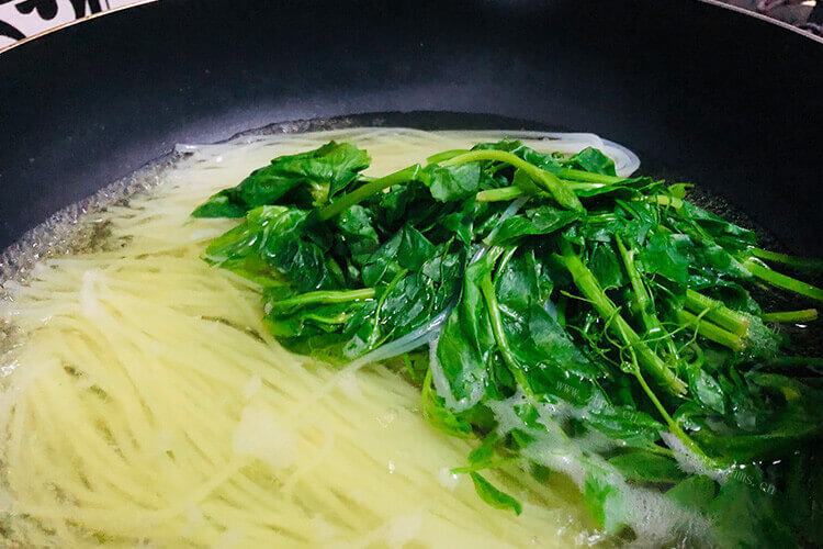 豌豆苗可以做菜，清炒豌豆苗的家常做法是什么呢？