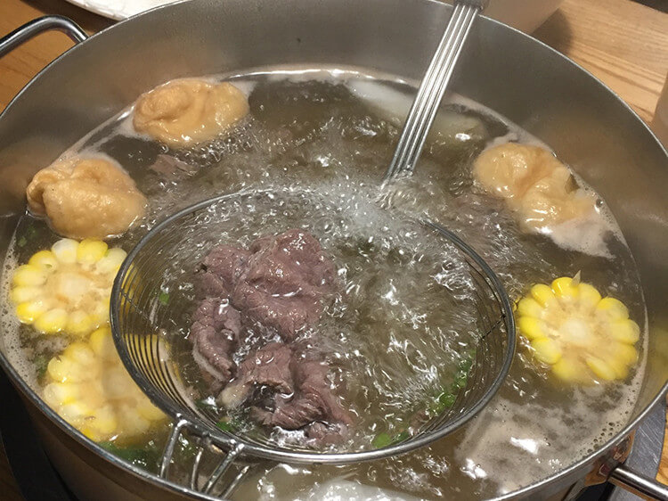 超级正宗的一家潮汕牛肉火锅，汤底清澈而鲜美，涮牛肉前一定要来一碗打底