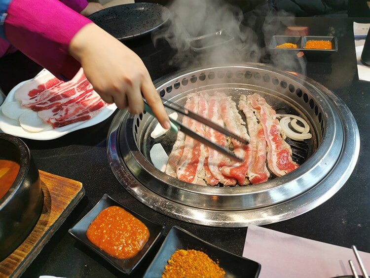 生意超好的一家韩国料理店，烤肉火锅炸鸡全都很正宗