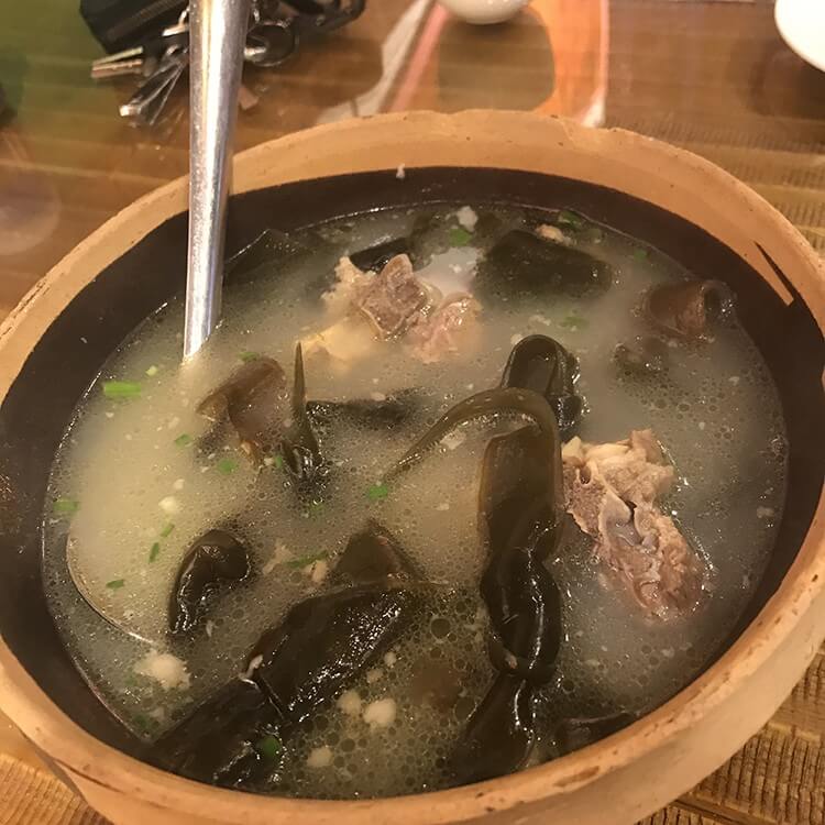 凤凰城美食街上也有不坑人的餐厅，一百元配餐的汤都是洪湖藕炖排骨！
