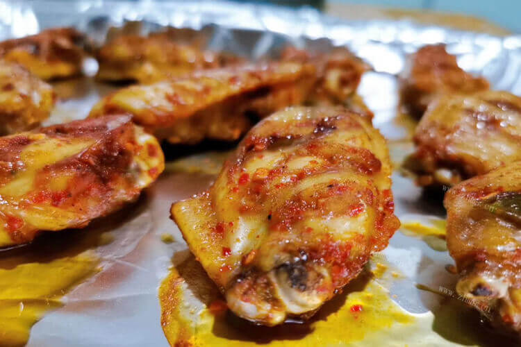 鸡翅可以用烤箱烤的，微波炉烤鸡翅要锡纸吗？