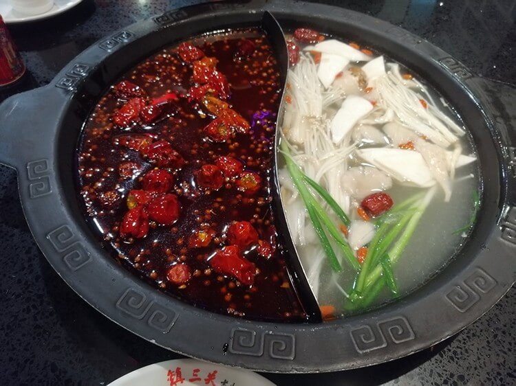 超正的重庆火锅，双人套餐最低只要116，菜品很多足够吃到撑！