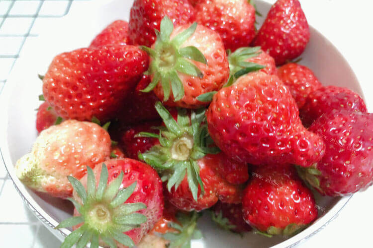朋友送的一些草莓，草莓冻起来会不会长毛？