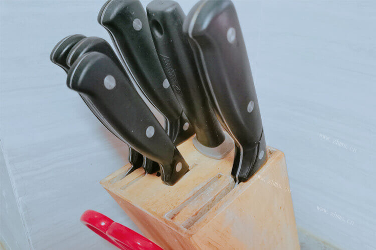 菜刀的材质有很多种，打菜刀用什么钢最好呀？