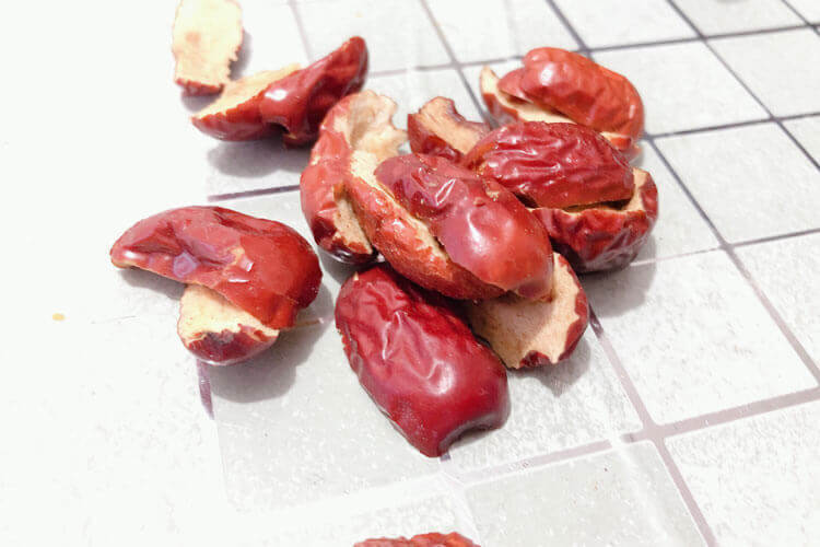 有点想喝鸡汤了，红枣枸杞海参炖鸡汤怎么做
