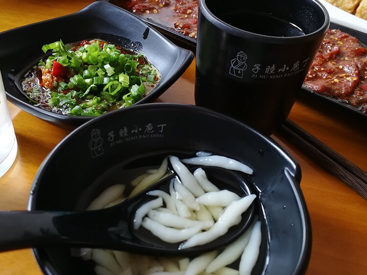 新玩厂这家牛肉火锅的番茄锅底比牛骨锅底更受欢迎，每次去还会送凉虾