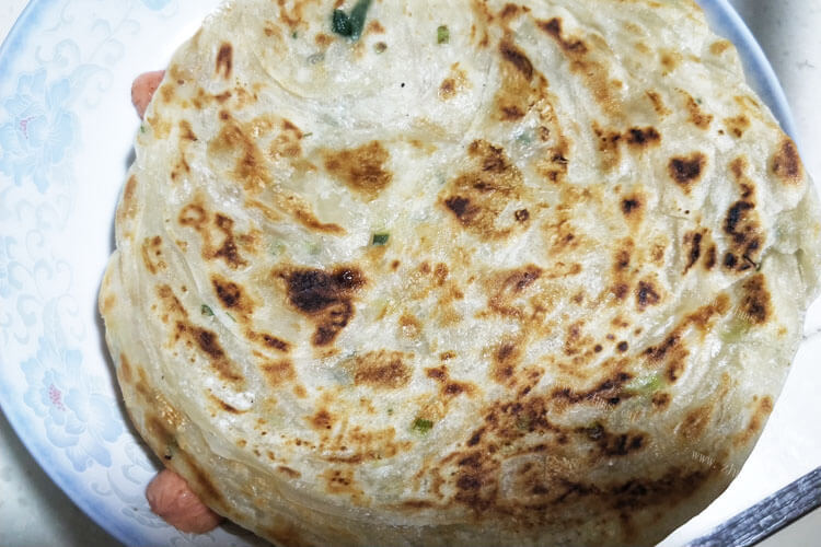 谁知道正宗天津煎饼果子放油条还是放薄脆