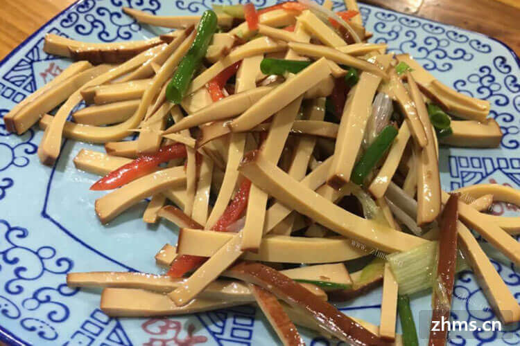 最近闲在家想找一个加盟的项目想问一下。那璐湾桶饭中餐靠谱吗？