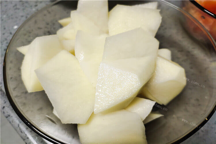 想炖一些排骨汤喝，土豆和竹笋排骨汤怎么做？
