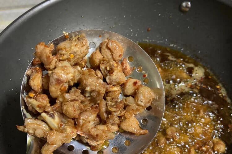 家里特别喜欢吃这个青椒炒鸡，想问一下青椒炒子鸡怎么弄好吃