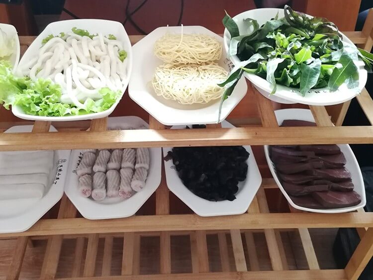 新玩厂这家牛肉火锅的番茄锅底比牛骨锅底更受欢迎，每次去还会送凉虾