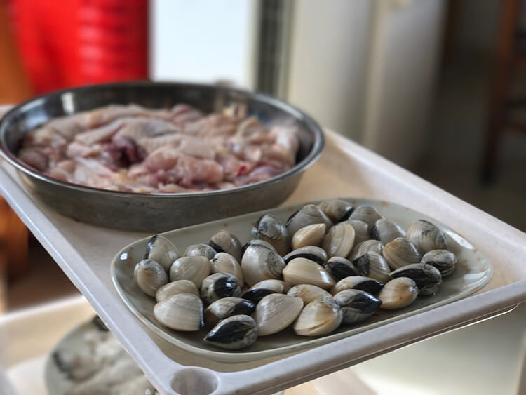 村屋里一家吃海鲜粥最具实惠和美味的店，必点的生蚝个个肥美