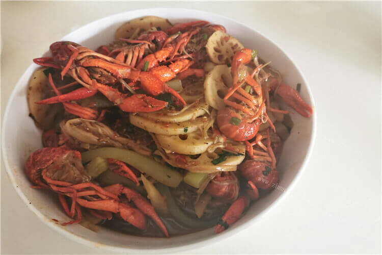现在是吃小龙虾的季节，请问湖南湖北小龙虾哪里多？
