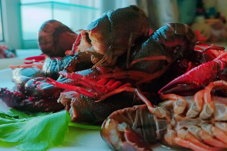 剥小龙虾壳太麻烦了，请问怎么取龙虾尾比较方便呢？