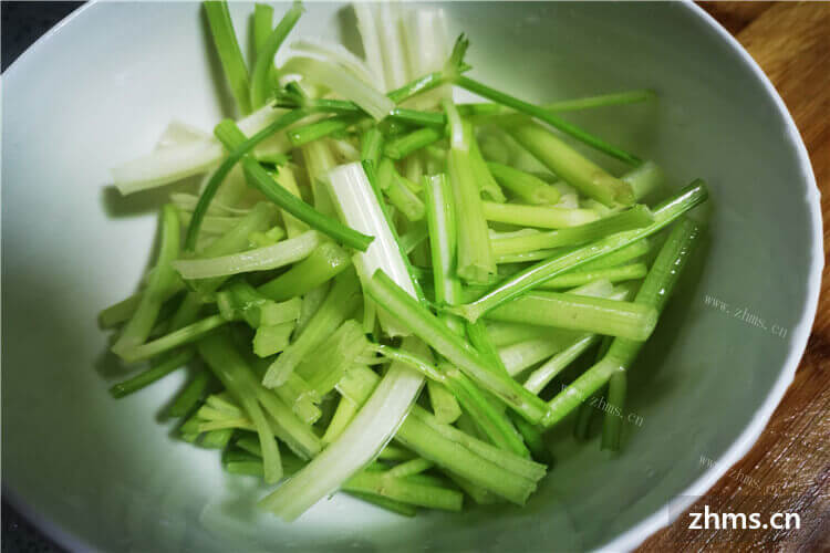 芹菜土豆都是很好吃的素菜，请问芹菜和土豆可以一起吃吗？