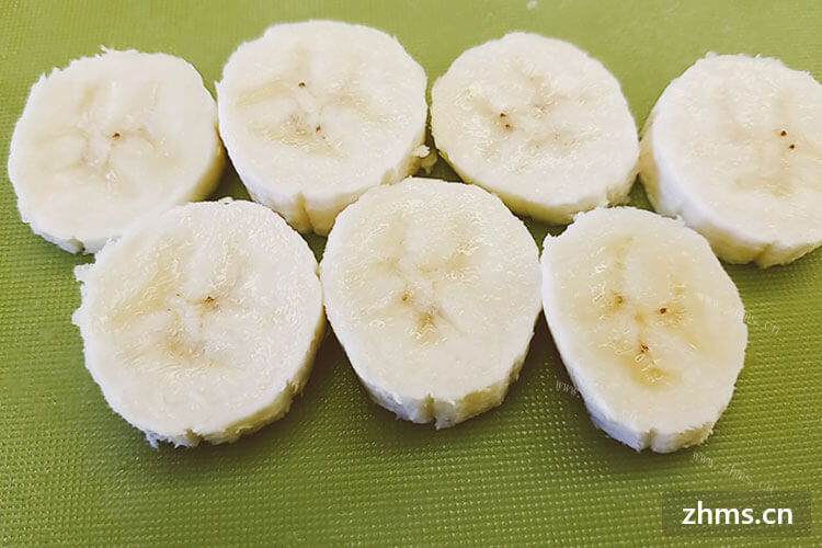 香蕉是一种挺好吃的水果，香蕉配什么榨汁最好喝？