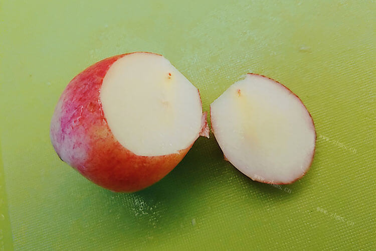油桃也是桃子的一种，油桃和桃子的区别油桃有油吗？