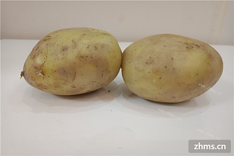 土豆是家常菜中常用的一种食材，土豆去皮绿色能不能吃呢？