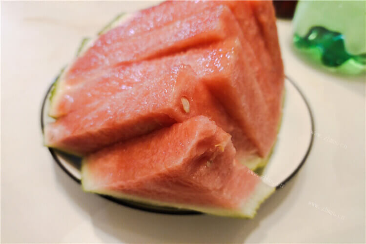 去买西瓜，西瓜不是很红但是甜可以吃吗？