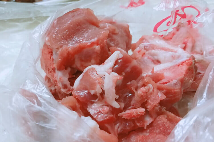 买了一点猪肉，请问猪肉炖白菜粉条怎么做好吃又简单？