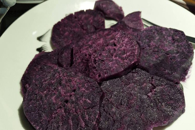 蒸了一些紫薯，蒸过紫薯后的水为什么变成绿色的了?