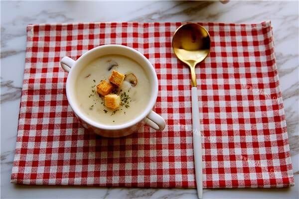 地道的法国菜——奶油蘑菇汤，汤汁超级浓郁