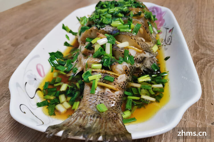 家里人喜欢吃清蒸鲈鱼，清蒸鲈鱼怎么做好吃呢？