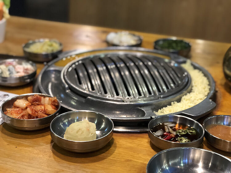 很正宗的韩式烧烤，烤肉和料理都是同样的美味