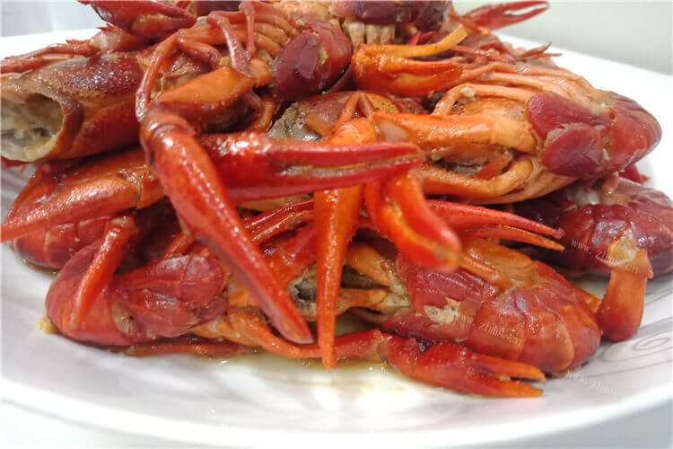 每年五月份小龙虾大量上市，龙虾和龙虾尾哪个合适做菜呢？